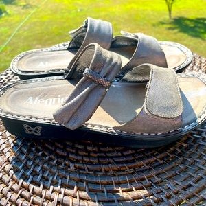 Algeria silver metallic shoe, size 38